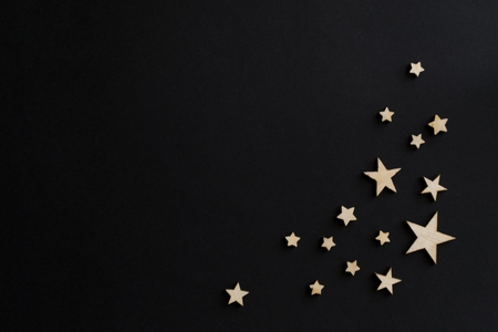 116033759 étoiles en bois sur fond noir tableau noir carte postale concept de la fête des pères journée